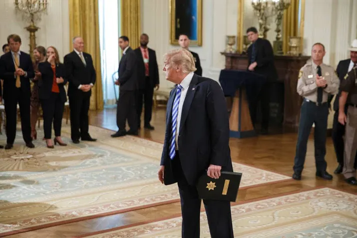 trump dreigt met nog meer heffingen