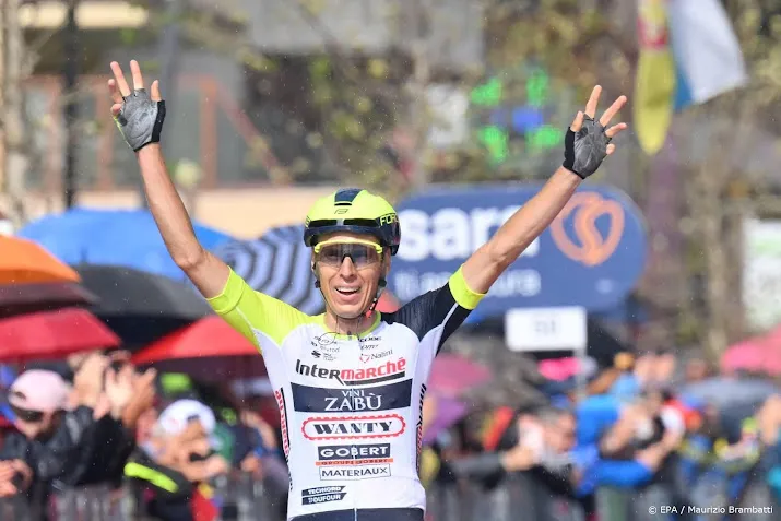 tsjech hirt houdt arensman van ritzege in giro ditalia