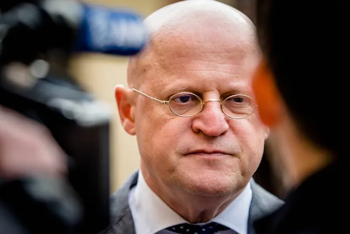 tuchtrechter zaak grapperhaus trekt zich terug