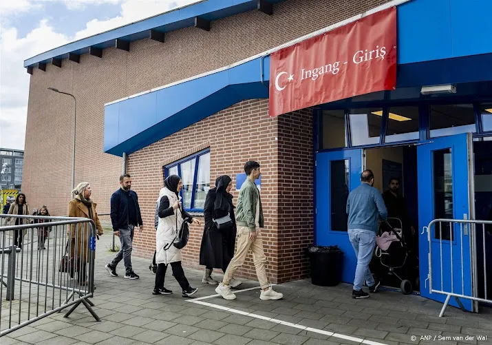 turkse nederlanders brengen stem uit voor verkiezingen