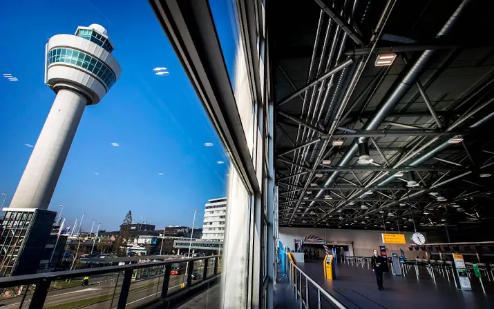 tussenlanding schiphol om gedrag passagiers