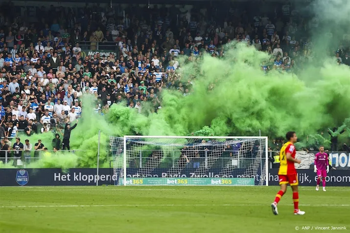 twee aanhoudingen voor rookbommen pec zwolle go ahead eagles