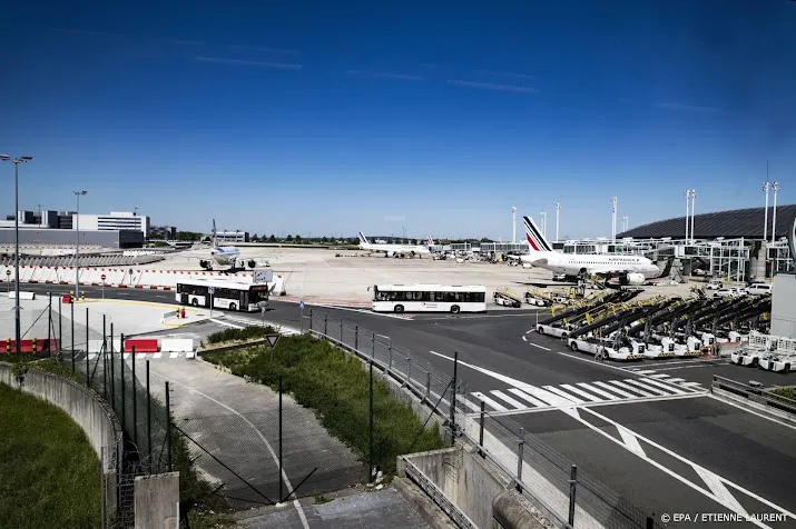 twee landingsbanen luchthaven parijs dicht door staking