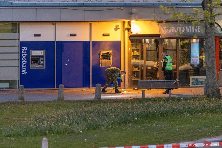twee verdachten aangehouden van plofkraak in amsterdam