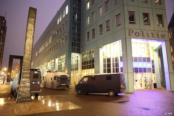 tweede verdachte rellen coolsingel meldt zich na tonen beelden
