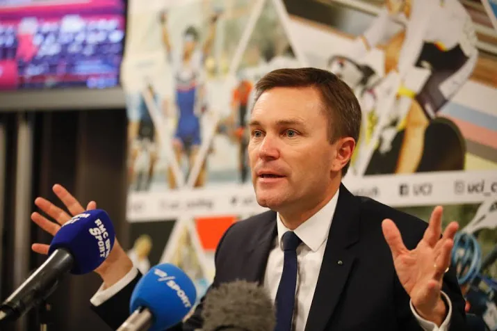 uci preses sky moet froome uit koers houden