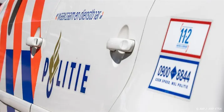 uit auto gegooid vuurwerk verwondt vrouw die met kinderen liep
