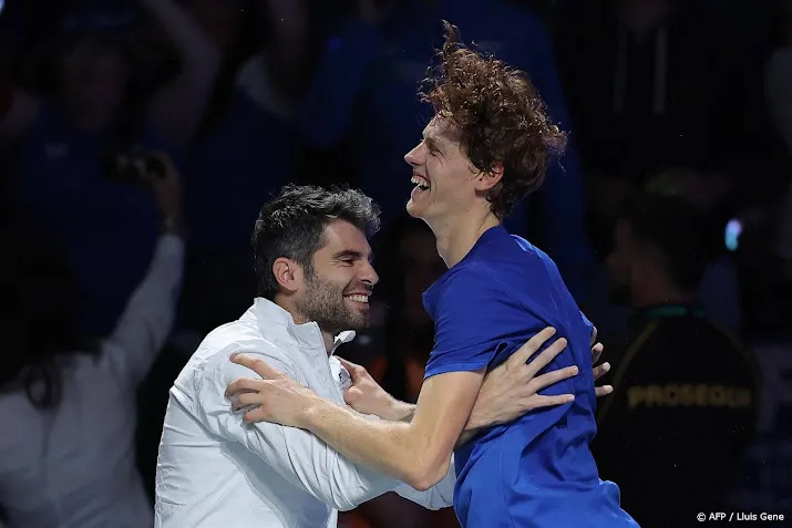 uitblinkende sinner leidt italie naar eindzege daviscup