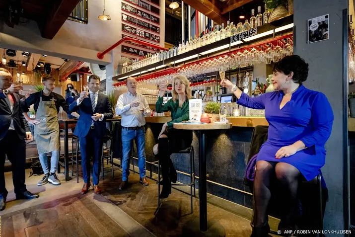 utrechtse horeca mag weer even een biertje serveren