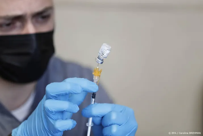 vaccinwaakhond kijkt naar aangepaste coronavaccins