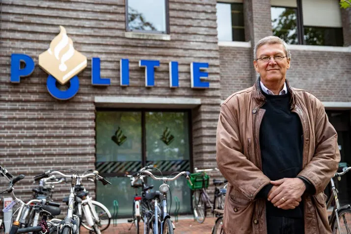 vader dascha bivakkeert in politiebureau