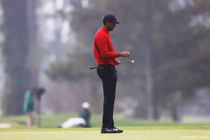 vader en zoon woods starten golftoernooi met foutloze ronde