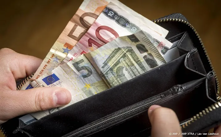 vakantiegeld 1 op 10 nederlanders gaat naar vaste lasten