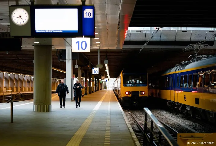 vakbonden zorgen over opstarten openbaar vervoer