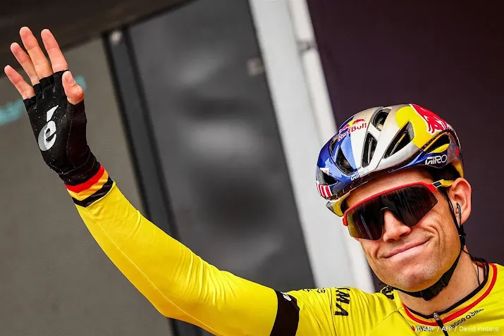van aert drie weken na zware val terug op de fiets