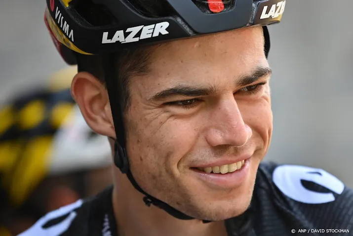 van aert verslaat alaphilippe in eindsprint van britse bergrit