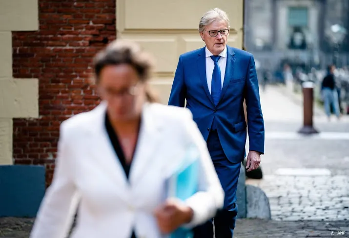 van ark volgt afgezwaaide minister martin van rijn op