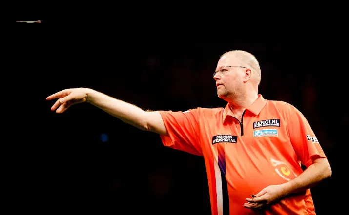 van barneveld richt pijlen op haagse raad