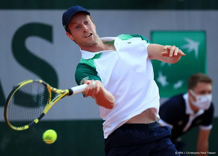 van de zandschulp na vijfsetter naar tweede ronde roland garros