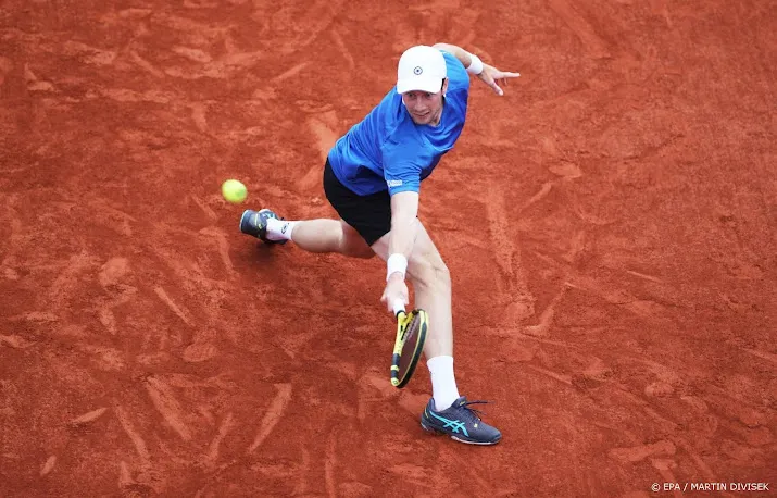 van de zandschulp verliest in parijs in drie sets van nadal