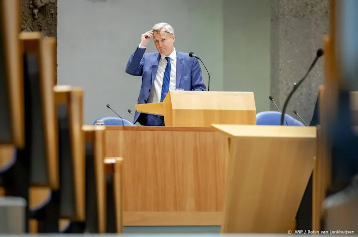 van der burg wil asielzoekers in grotere locaties opvangen