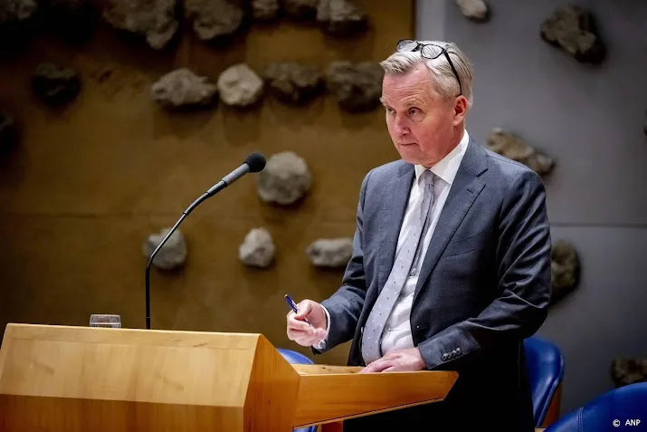 van der burg wil dat hotels optreden tegen uitbuiting meisjes