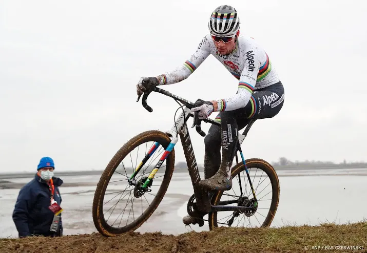 van der poel declasseert concurrentie in wereldbeker hulst