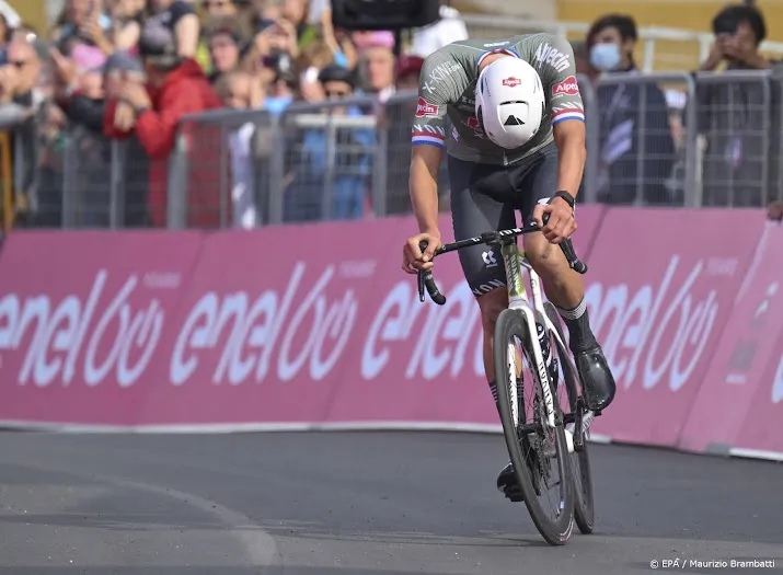 van der poel kansloos na val in boom pidcock wint