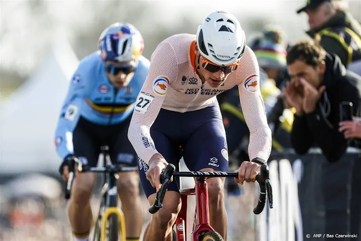 van der poel klopt van aert en pakt 5e wereldtitel veldrijden