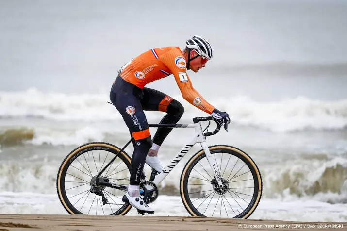 van der poel klopt van aert en pakt vierde wereldtitel veldrijden