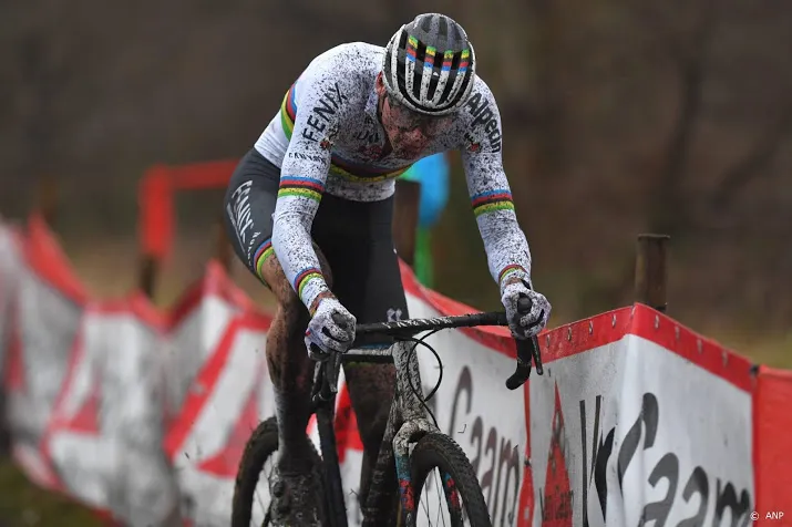 van der poel soleert naar zege na lekke band van aert