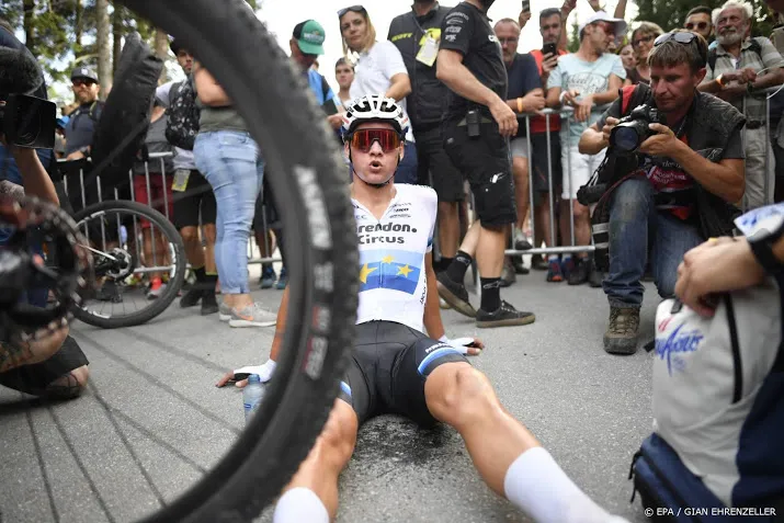 van der poel verliest leiderstrui op slotklim
