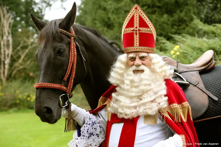 van der vlugt genoot van rol als grote kindervriend sinterklaas