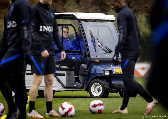van gaal leidt oranje nu vanuit een materiaalkar en rolstoel