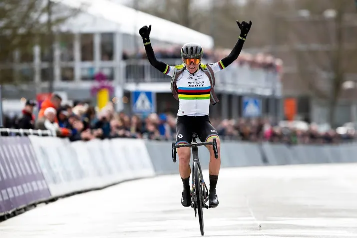 van vleuten kan regenboogtrui eindelijk weer showen