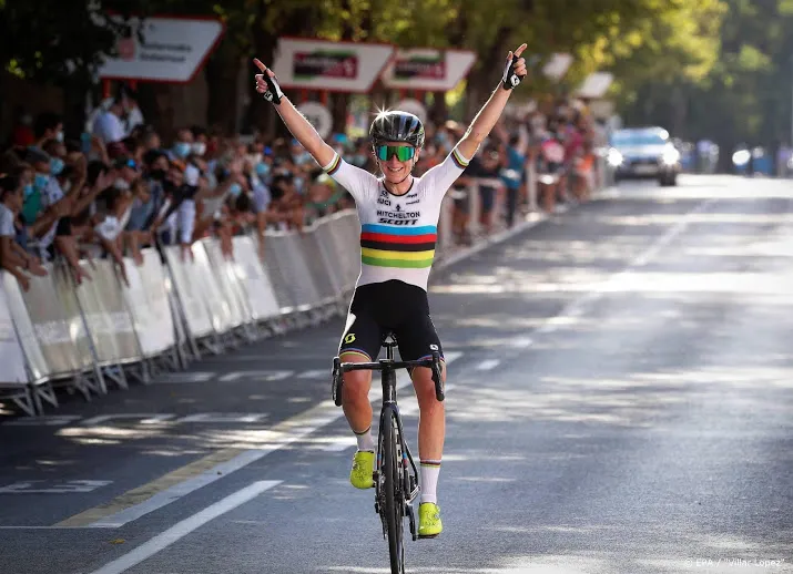 van vleuten troeft van der breggen af en wint weer