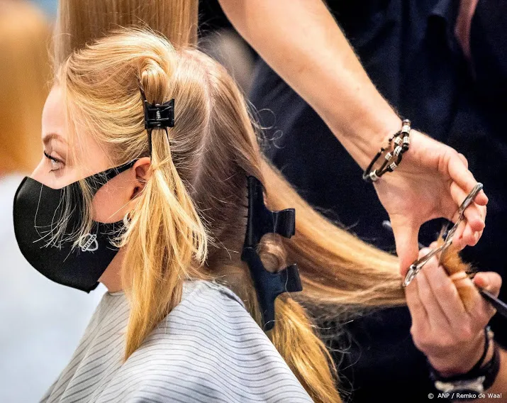 veel drukte bij kappers uit vrees voor strengere coronaregels