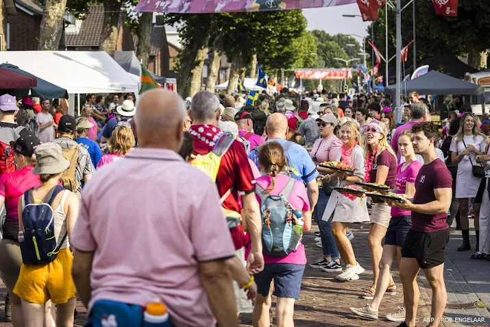 veel flauwvallers en oververhitte lopers bij finish vierdaagse