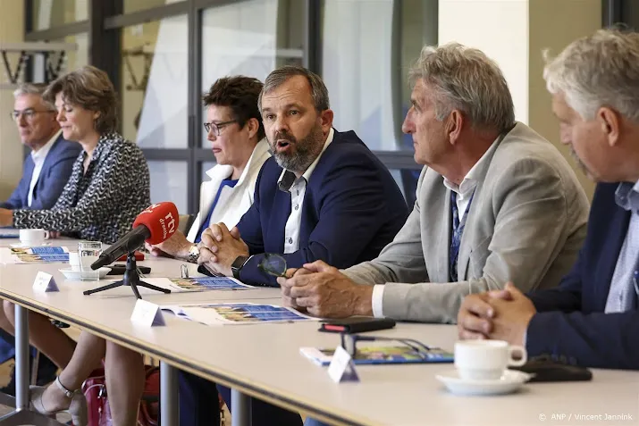 veel mannen in provinciecolleges bbb doet vaak landbouw