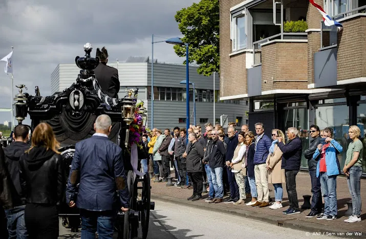 veel mensen langs route uitvaartstoet slachtoffer alblasserdam