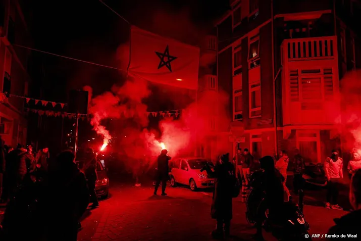 veel mensen op de been in den haag na wk verlies marokko