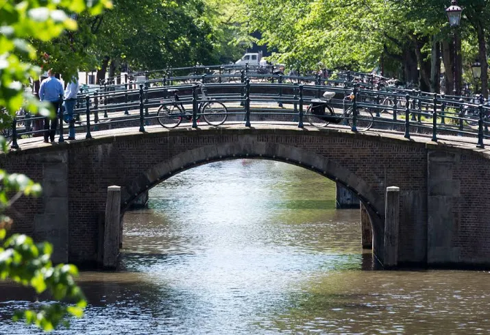 veel mis met kades en bruggen amsterdam