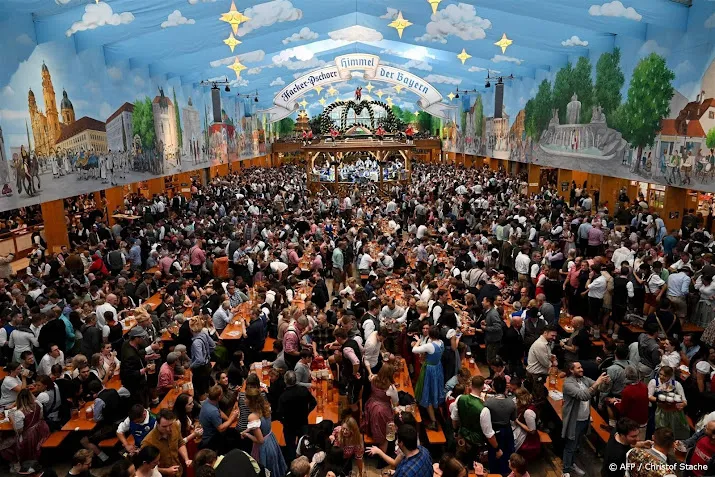veel nederlanders reizen naar munchen voor oktoberfest