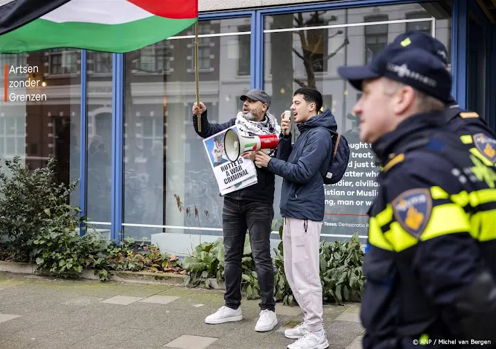 veel politie bij portugese synagoge in amsterdam