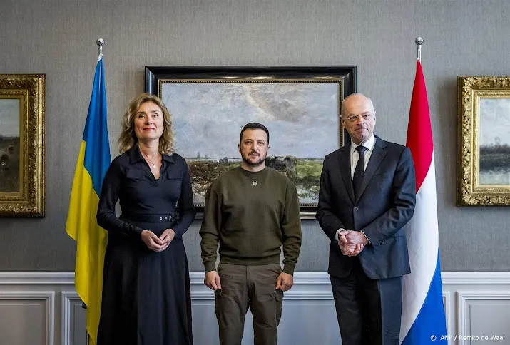 veel politie en beveiligers bij strafhof voor komst zelensky