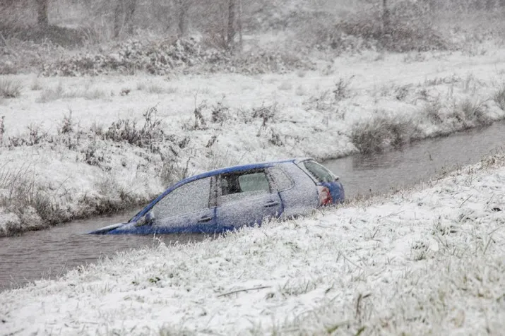 veel schade en aanrijdingen door sneeuwval