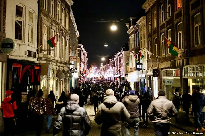 vele honderden mensen lopen gezamenlijk door maastricht