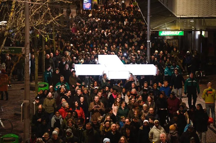 verbinding in bijlmer tijdens the passion