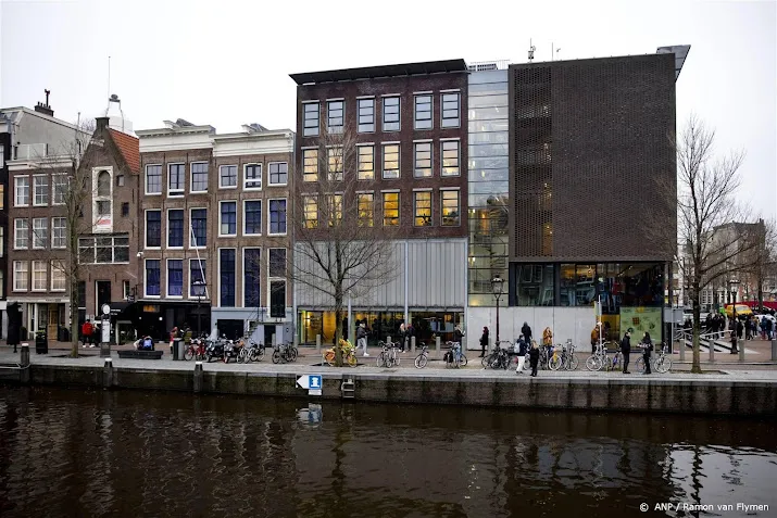 verdachte antisemitische projectie anne frank huis staat terecht