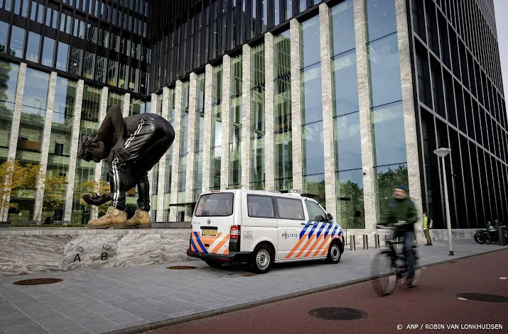 verdachte moord peter r de vries blijft in de cel
